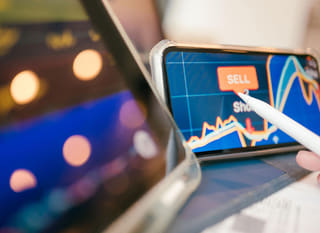 Trader analisando opções de Bitcoin, Ethereum e forex em vários mercados