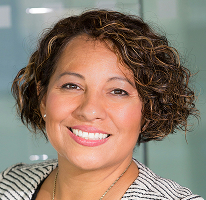 Claire Ashford em foto de perfil, especialista financeira responsável pelo compliance